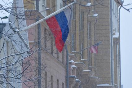 Москва. Флаг России и флаг США на здании посольства США (на заднем плане).