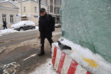 Москва.  Прохожий на одной из улиц города.