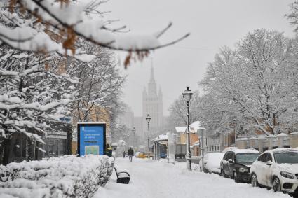 Москва.   После сильного снегопада на Малой Никитской улице.