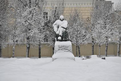 Москва.  Памятник писателю  А.Н. Толстому на  Большой Никитской улице.