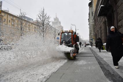 Москва.   Уборка снега  на Садовом кольце.