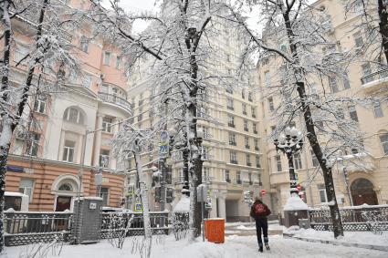 Москва.  После сильного снегопада на Патриарших прудах.