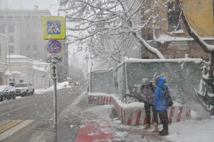 Москва. Во время снегопада на одной из улиц города.