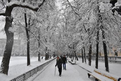 Москва. Горожане прогуливаются по скверу у Патриаршего пруда.