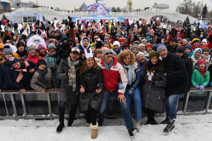 Москва. Актеры Константин Хабенский, Егор Бероев, Ксения Алферова, Ольга Сутулова и Алексей Яшин на благотворительном зимнем маскараде в поддержку детей с особенностями развития и пациентов хосписов.