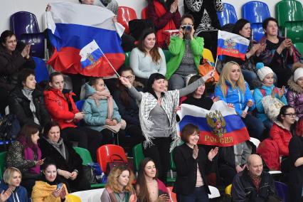 Москва. Зрители во время короткой программы танцевальных пар на чемпионате Европы по фигурному катанию во Дворце спорта `Мегаспорт`.