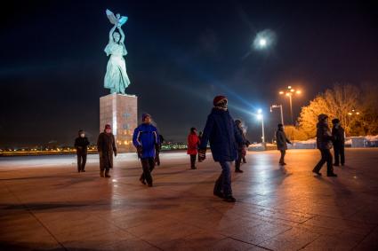 Китай, Хэйхэ. Занятия гимнастикой на набережной Амура.