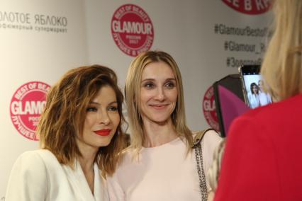 Диск249. Электротеатр СТАНИСЛАВСКИЙ. Премия Glamour Best of Beauty 2017. На снимке: актриса Елена Подкаминская (слева)