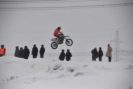 Московская область. Участники  всероссийского мотокросса  на приз Валерия Чкалова во время соревнований.