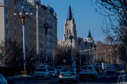 Китай, Хэйхэ. Здание Дворца спорта в форме готического собора.