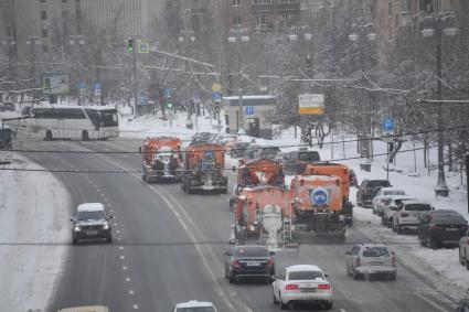 Москва. Снегоуборочная техника на улице города.