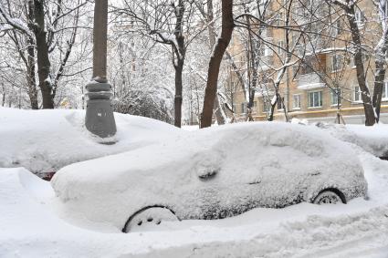 Москва . Занесенные снегом машины.