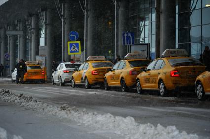 Москва . Яндекс Такси в аэропорту Шереметьево.