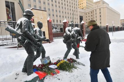 Москва. Люди несут цветы к зданию Минобороны на Фрунзенской набережной, чтобы почтить память погибшего в Сирии летчика Су-25 Романа Филипова.