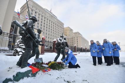 Москва. Люди несут цветы к зданию Минобороны на Фрунзенской набережной, чтобы почтить память погибшего в Сирии летчика Су-25 Романа Филипова.