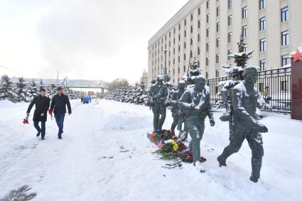 Москва. Люди несут цветы к зданию Минобороны на Фрунзенской набережной, чтобы почтить память погибшего в Сирии летчика Су-25 Романа Филипова.