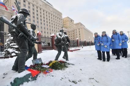 Москва. Люди несут цветы к зданию Минобороны на Фрунзенской набережной, чтобы почтить память погибшего в Сирии летчика Су-25 Романа Филипова.