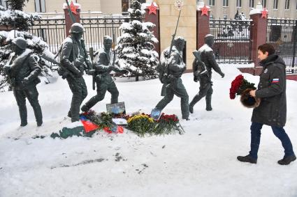 Москва. Люди несут цветы к зданию Минобороны на Фрунзенской набережной, чтобы почтить память погибшего в Сирии летчика Су-25 Романа Филипова.