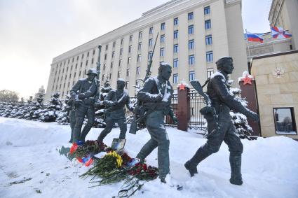 Москва. Люди несут цветы к зданию Минобороны на Фрунзенской набережной, чтобы почтить память погибшего в Сирии летчика Су-25 Романа Филипова.