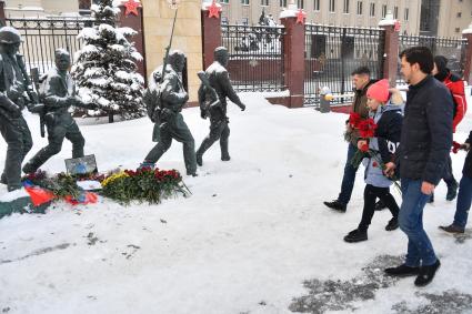 Москва. Люди несут цветы к зданию Минобороны на Фрунзенской набережной, чтобы почтить память погибшего в Сирии летчика Су-25 Романа Филипова.