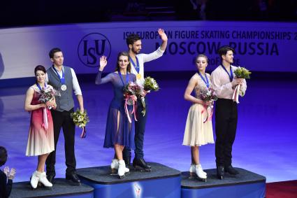 Москва. Российские спортсмены Екатерина Боброва и Дмитрий Соловьев, занявшие второе место, французские спортсмены Габриэлла Пападакис и Гийом Сизерон, занявшие первое место и российские спортсмены Александра Степанова и Иван Букин, занявшие третье место среди танцевальных пар (слева направо) во время церемонии награждения призеров чемпионата Европы по фигурному катанию во Дворце спорта `Мегаспорт`.