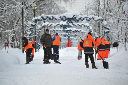 Московская область, Красногорск. Сотрудники коммунальной службы во время уборки снега.