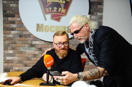 Москва. Депутат Госдумы Виталий Милонов и актер, музыкант Никита Джигурда на радио `Комсомольская правда`.