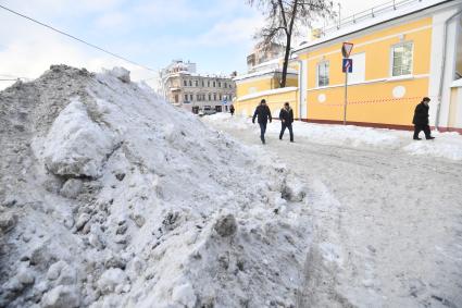 Москва. Неубранный снег на проезжей части.