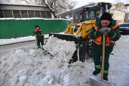 Москва. Сотрудники коммунальной службы во время уборки снега.