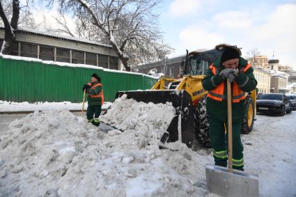 Москва. Сотрудники коммунальной службы во время уборки снега.