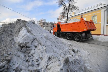 Москва.  Во время уборки снега на одной из улиц города.