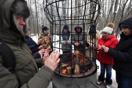 Москва. Уличная печка для обогрева в парке `Сокольники`.