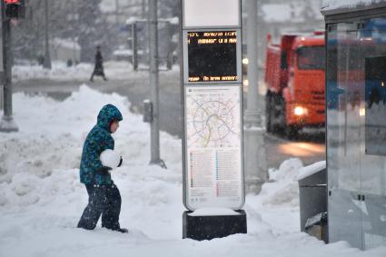 Москва. Мальчик во время прогулки.