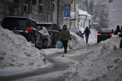 Москва.  После снегопада на одной из улиц города.