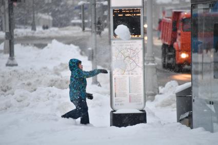 Москва. Мальчик во время прогулки.