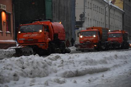 Москва. Снегоуборочная техника коммунальных служб во время уборки снега на одной из улиц города.