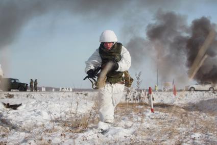 Челябинская область. Чебаркульский военный полигон. Военнослужащие на занятиях по боевой подготовке, во время ротных тактических учений