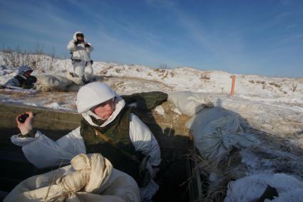 Челябинская область. Чебаркульский военный полигон. Военнослужащий метает учебную гранату, во время ротных тактических учений