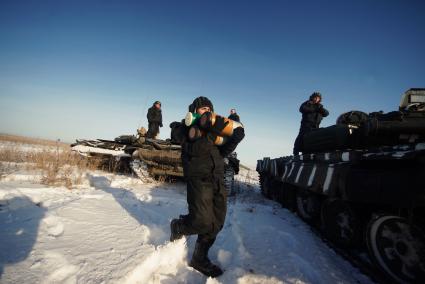 Челябинская область. Чебаркульский военный полигон. Перегрузка снарядов в танки т-72, во время ротных тактических учений