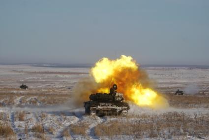 Челябинская область. Чебаркульский военный полигон. Танки т-72, во время ротных тактических учений