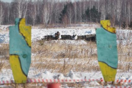 Челябинская область. Чебаркульский военный полигон. Военнослужащие в окопе откуда метают боевые гранаты, во время ротных тактических учений