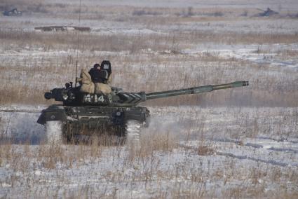 Челябинская область. Чебаркульский военный полигон. Танки т-72, во время ротных тактических учений