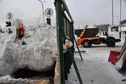 Москва. Работа снегоплавильного пункта на Большой Оленьей улице.