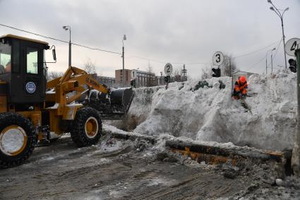 Москва. Работа снегоплавильного пункта на Большой Оленьей улице.