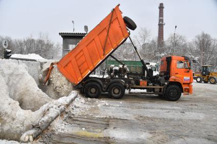 Москва. Работа снегоплавильного пункта на Большой Оленьей улице.