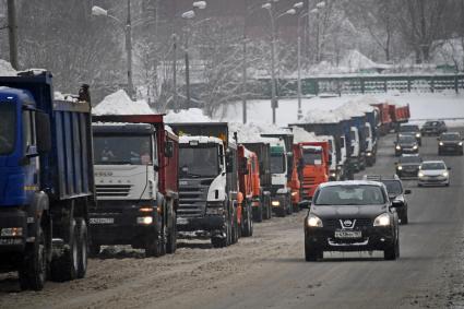 Москва. Работа снегоплавильного пункта на Большой Оленьей улице.