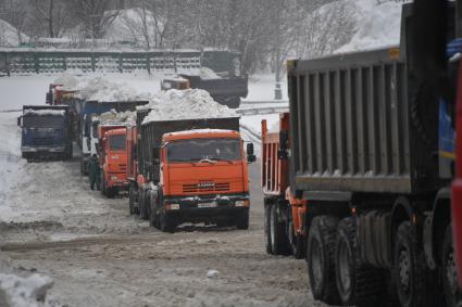 Москва. Работа снегоплавильного пункта на Большой Оленьей улице.