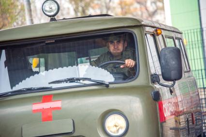 Крым. Водитель в кабине военной скорой медицинской помощи.