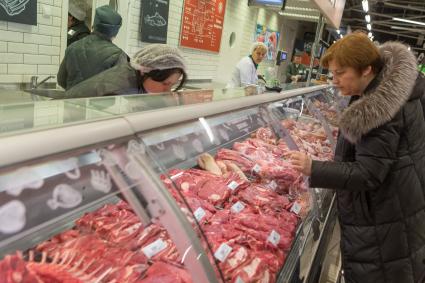 Санкт-Петербург.  Покупательница в мясном отделе  супермаркета `Перекресток`.