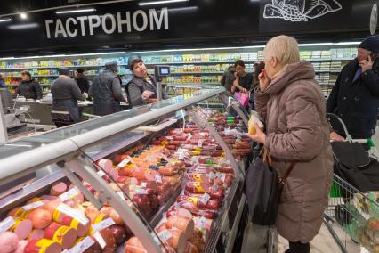 Санкт-Петербург.  Покупатели в колбасном отделе супермаркета `Перекресток`.